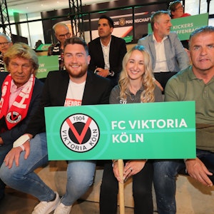 Die Vertreter von Viktoria Köln nach der Pokal-Auslosung.