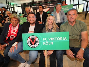 Die Vertreter von Viktoria Köln nach der Pokal-Auslosung.