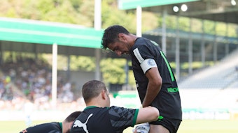 Lars Stindl, Kapitän von Borussia Mönchengladbach, verpasst den Bundesliga-Auftakt seines Teams verletzungsbedingt. Das Foto zeigt ihn während des DFB-Pokal-Spiels beim SV Oberachern am 31. Juli 2022 bei einer Behandlungspause an der Seitenlinie.