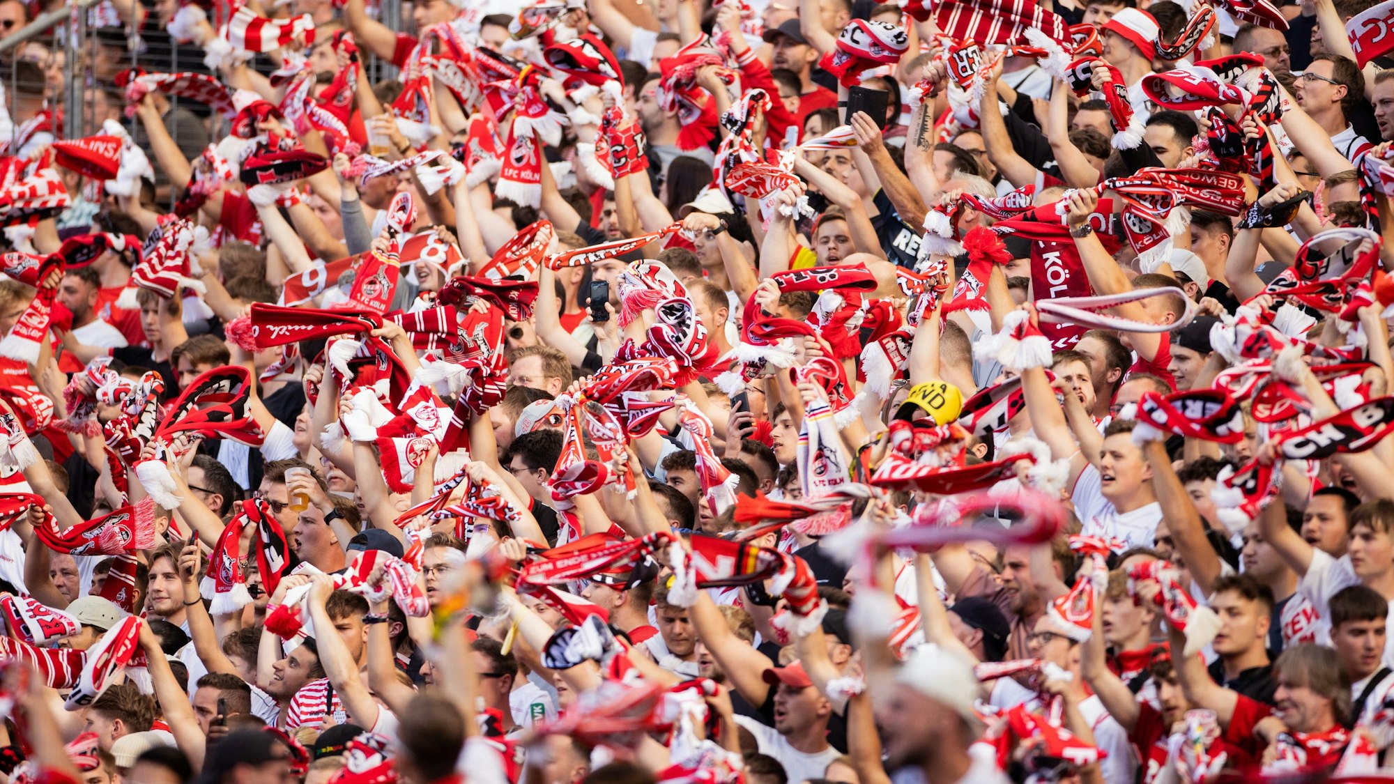 Fans des 1. FC Köln feiern im RheinEnergieStadion