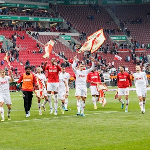 Die Spieler des 1. FC Köln feiern nach dem Spiel den Sieg mit den Fans.