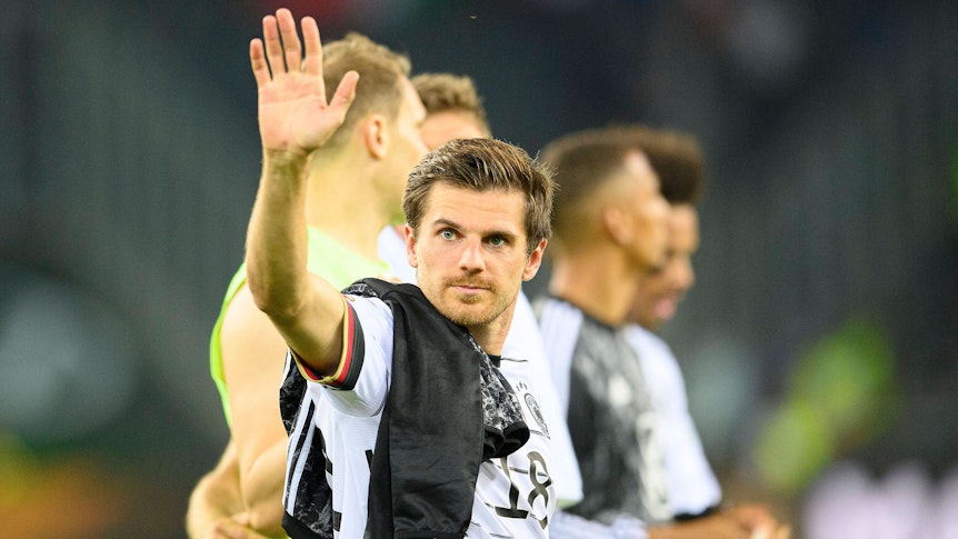 DFB national player Jonas Hoffmann at Borussia Park.  A Gladbach professional can be seen in this photo after Germany's UEFA Nations League win (5-2) against Italy (June 14, 2022).  Hoffman waves to the audience in a lap of honor for the DFB stars.