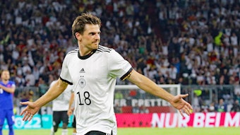 DFB-Nationalspieler und Profi bei Fußball-Bundesligist Borussia Mönchengladbach: Offensivakteur Jonas Hofmann, der hier seinen Treffer im UEFA-Nations-League-Duell gegen England (7. Juni 2022) in München bejubelt. Hofmann breitet die Arme aus.