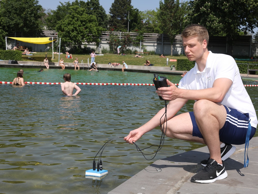 Schwimmeister Julian Studt testet die Wasserwerte am 11. Mai 2022 im Lentpark.
