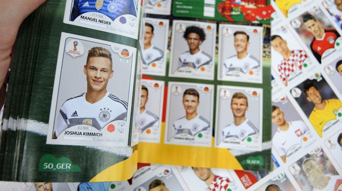 Blick auf die Seite der deutschen Fußball-Nationalmannschaft mit Fotos von Manuel Neuer und Joshua Kimmich im Panini-Stickeralbum zur Fußball-Weltmeisterschaft.