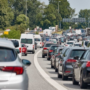 Wegen einer Sperrung des Elbtunnels auf der Autobahn A7 Richtung Norden kam es Ende Juli 2022 zu großen Verkehrsaufkommen auf der A255 kurz vor den Elbbrücken.