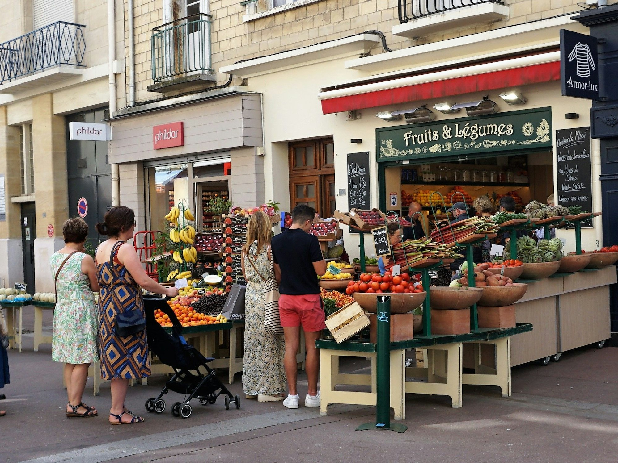 Einkaufsstraße in der französischen Stadt Caen in der Normandie im Sommer 2022