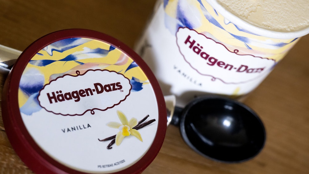 Ein Becher mit dem Eis Vanilla von Häagen-Dazs steht auf einem Tisch. Der Hersteller General Mills ruft Produkte von Häagen-Dazs mit der Geschmacksrichtung Vanilla zurück.
