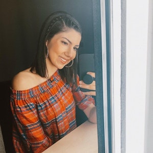 Amira Tröger, hier auf einem Instagram-Selfie vom 12. März 2020, versüßte ihren Fans mit einer niedlichen Begleitung den Tag.