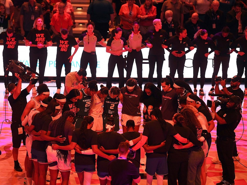 Spielerinnen der Connecticut Sun und der Phoenix Mercury verschränken vor einem WNBA-Basketballspiel 42 Sekunden lang die Arme zu Ehren von Phoenix Mercury-Center Brittney Griner.
