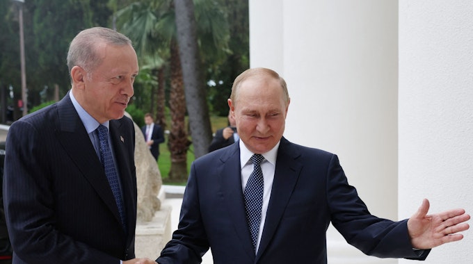 Erdogan und Putin geben sich beim Treffen in Sotchi am Schwarzen Meer die Hände.