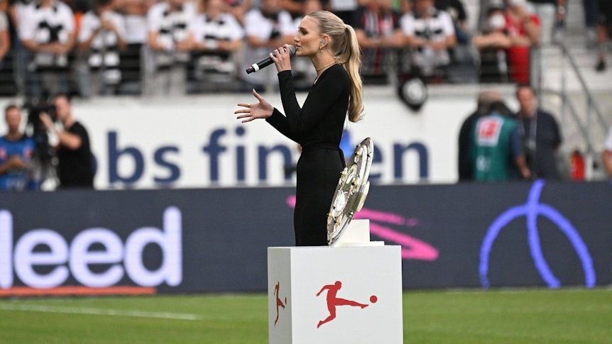 Carolin Niemczyk singt vor dem Bundesliga-Auftakt in Frankfurt die Nationalhymne.