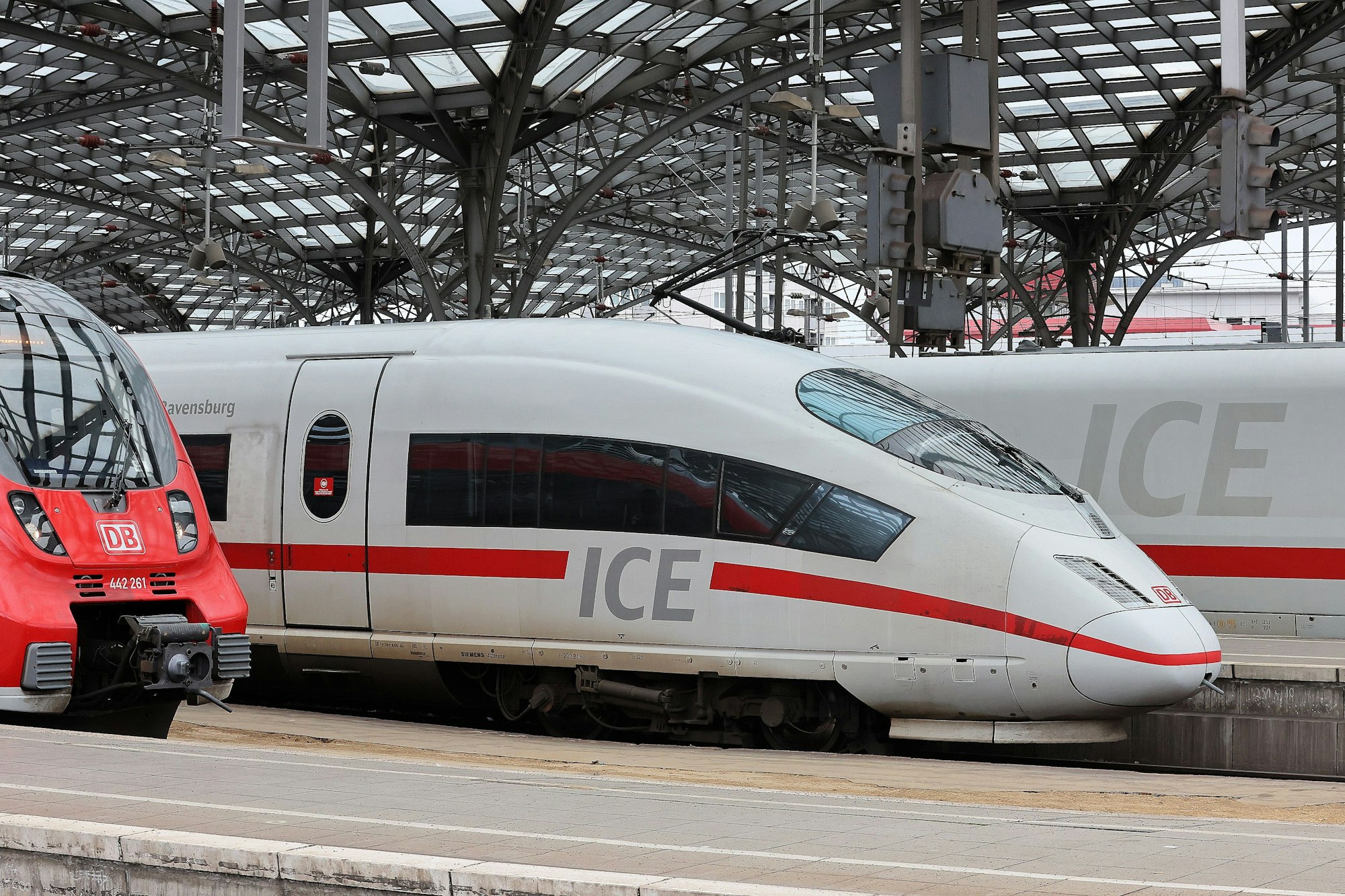 Wagen eines ICE im Kölner Hauptbahnhof