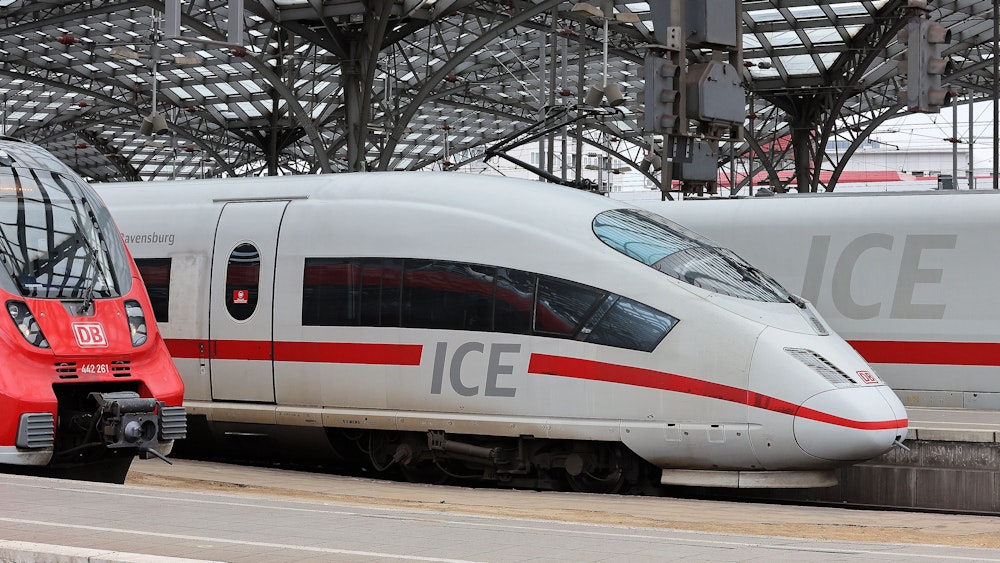 Hauptbahnhof Köln: Ein ICE-Triebwagen fährt los.