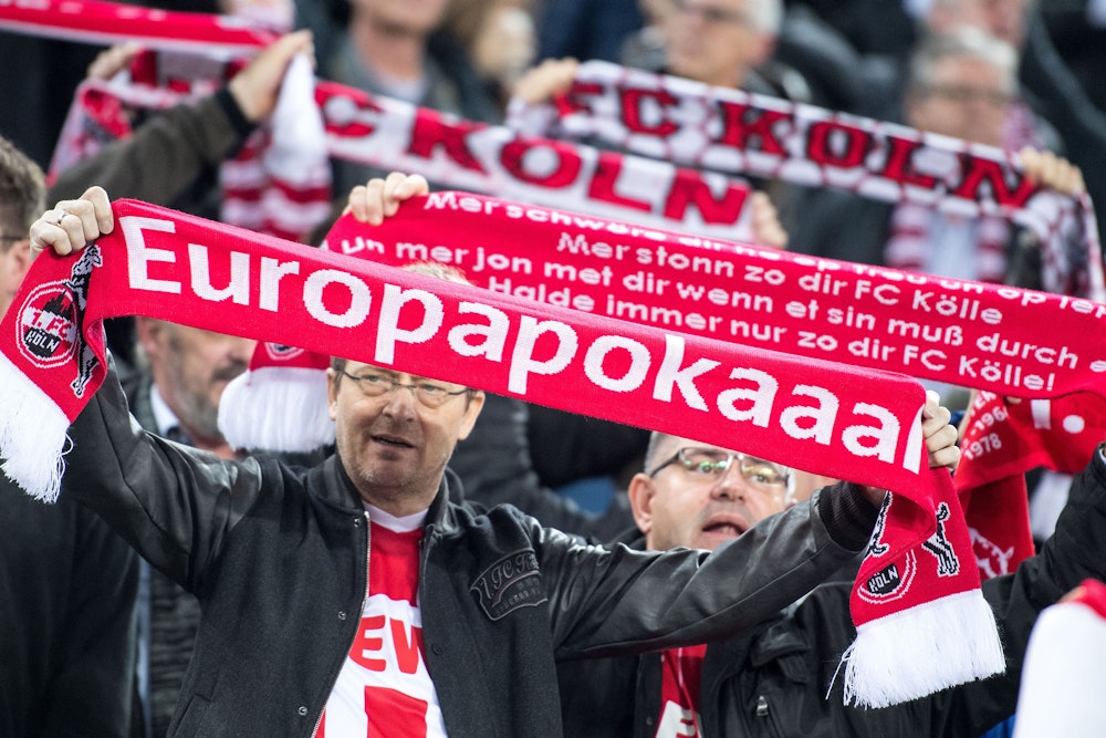 Ein Zuschauer hält vor der Partie einen Schalk mit dem Schriftzug „Europapokal“ in die Höhe.