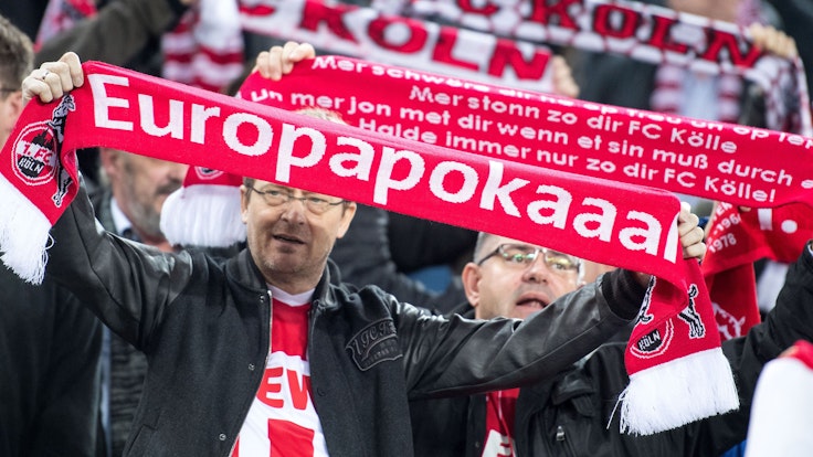 Ein Zuschauer hält vor der Partie einen Schalk mit dem Schriftzug „Europapokal“ in die Höhe.