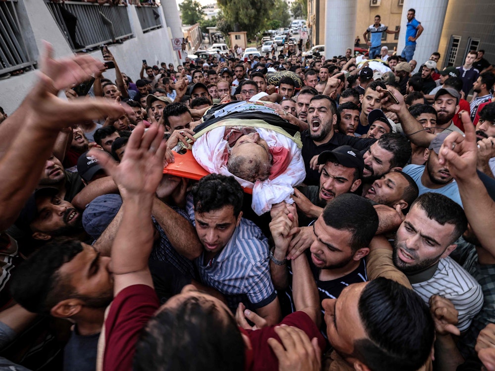 Freitag, 5. August 2022: Palästinensische Trauernde tragen den Leichnam des zuvor bei einem israelischen Luftangriff getöteten Befehlshabers des Islamischen Dschihad, Tayseer al-Jabari, während seiner Beerdigung in Gaza-Stadt.