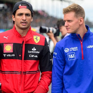 Mick Schumacher geht beim Renn-Wochenende der Formel 1 mit Ferrari-Pilot Carlos Sainz durch die Boxengasse.