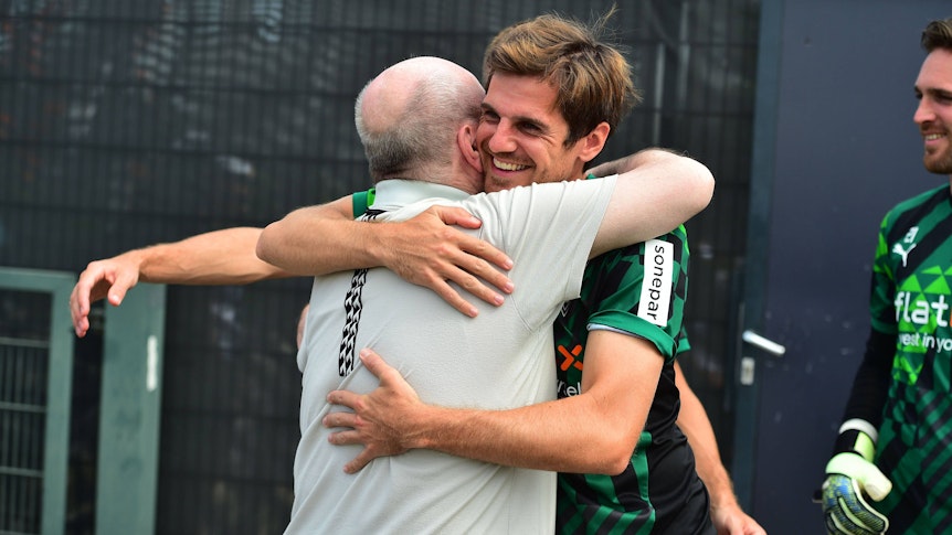 Jonas Hoffman hugs former Gladbach cult supervisor Rolf Hulswit before a training session in this scene, at his home Borussia Park on August 4, 2022.