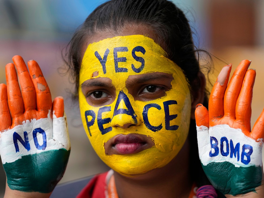 Samstag, 6. August: Eine Studentin mit Gesichtsbemalung nimmt an einer Friedenskundgebung in Mumbai (Indien) zum 77. Jahrestag des Atombombenabwurfes auf die japanische Stadt Hiroshima im Zweiten Weltkrieg am 6. August 1945 teil.