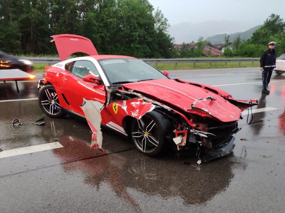 Bei einem Unfall im Juni 2021 wurde ein seltener und 300.000 Euro teurer Ferrari bei Bad Tölz in Bayern geschrottet. Jetzt gibt es Ärger mit der Versicherung.