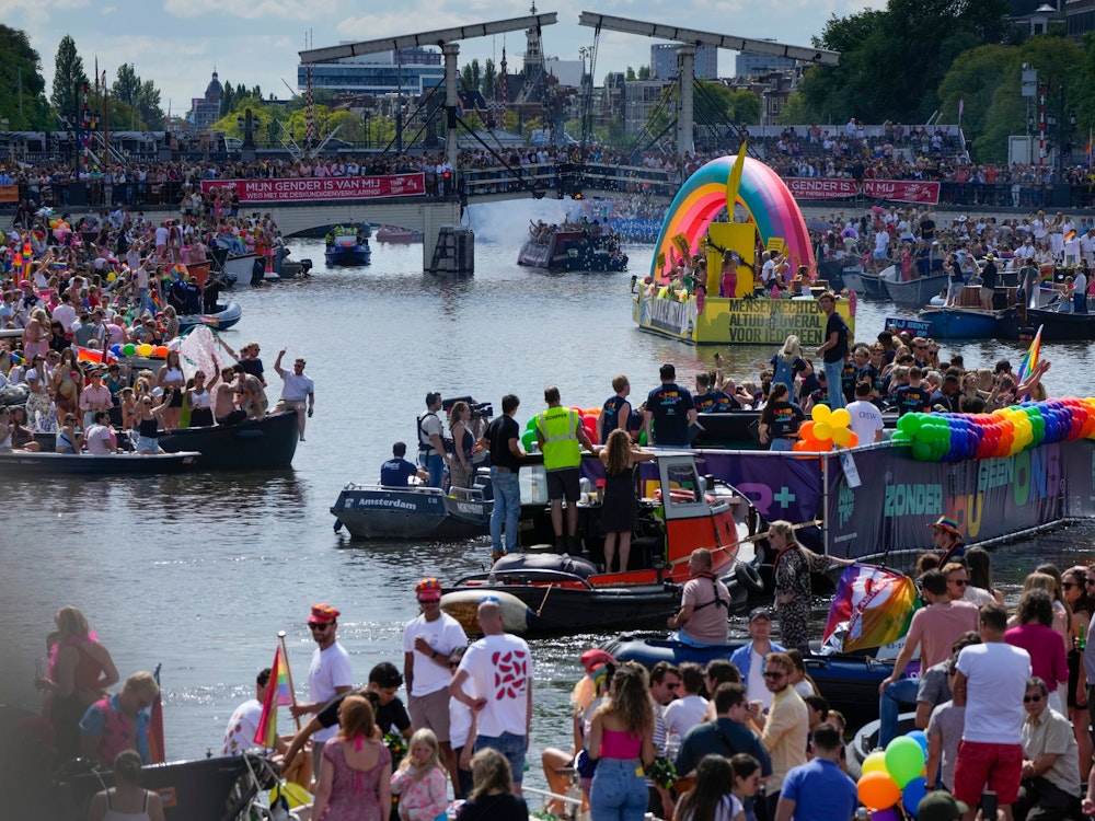 Samstag, 6. August: Gute Stimmung und vollbesetzte Schiffe bei bestem Sommer-Wetter in Amsterdam bei der 25. Pride-Parade