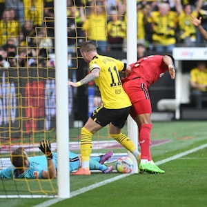 Marco Reus trifft beim Bundesliga-Duell im Gestocher zum 1:0 für Borussia Dortmund gegen Bayer Leverkusen.