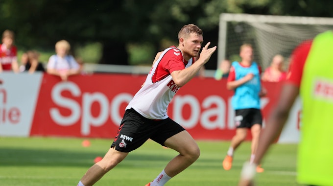 Luca Kilian setzt im Training des 1. FC Köln zum Sprint an.