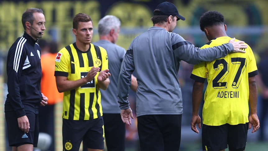Karim Adeyemi verlässt bei Borussia Dortmund im Spiel gegen Bayer Leverkusen bei seiner verletzungsbedingten Auswechslung schon früh den Platz.