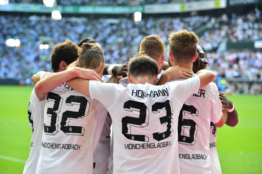 Die Mannschaft von Borussia Mönchengladbach jubelt am 6. August 2022 über das 3:1 im Bundesliga-Spiel gegen die TSG Hoffenheim.