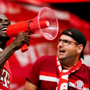 Bayern Münchens Sadio Mané feiert mit den Fans den Sieg über Eintracht Frankfurt.