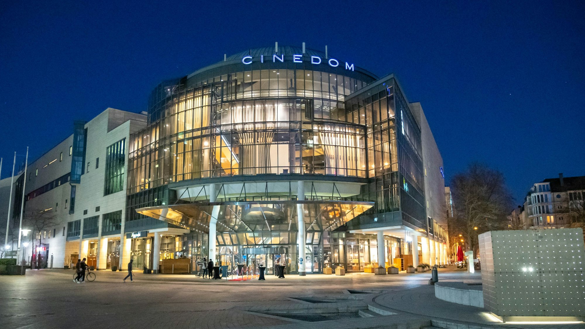 Köln: Das Cinedom-Kino ist trotz Schließung hell erleuchtet. 