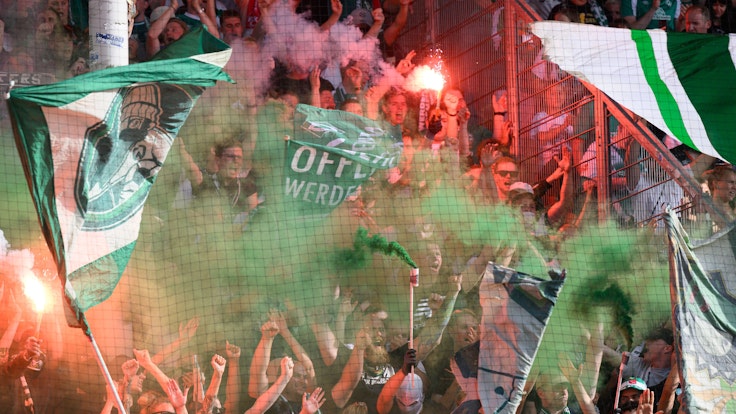 Fußball: DFB-Pokal, FC Energie Cottbus - SV Werder Bremen, 1. Runde, Stadion der Freundschaft. Bremens Fans zünden Pyro. +++ dpa-Bildfunk +++