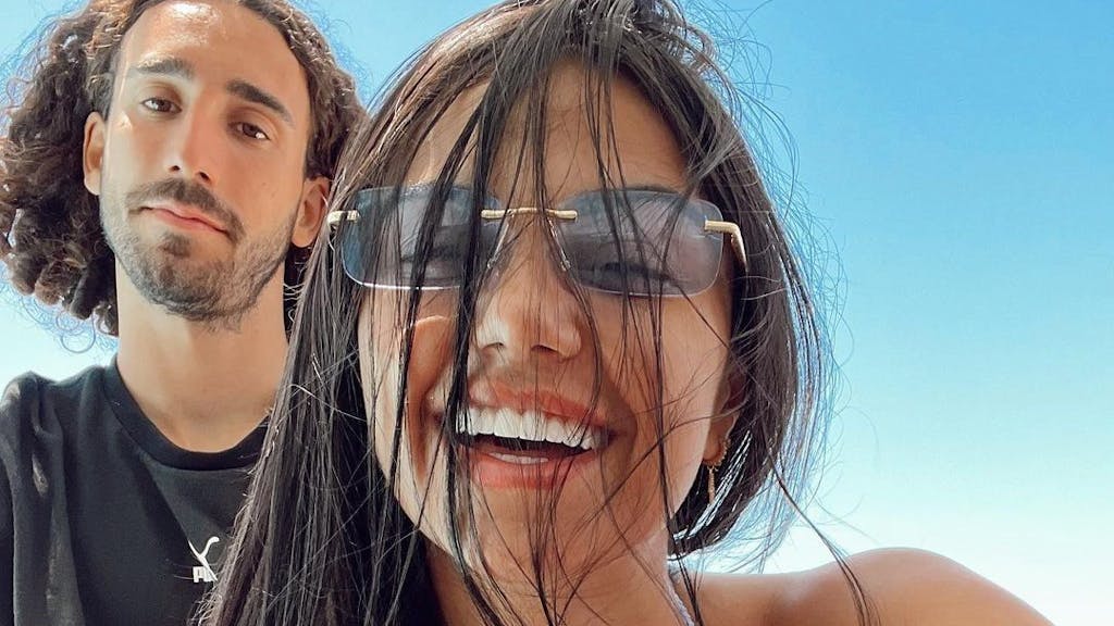 Chelsea-Neuzugang Marc Cucurella und seine Partnerin Claudia Rodríguez auf einem gemeinsamen Urlaubs-Selfie auf Mykonos.