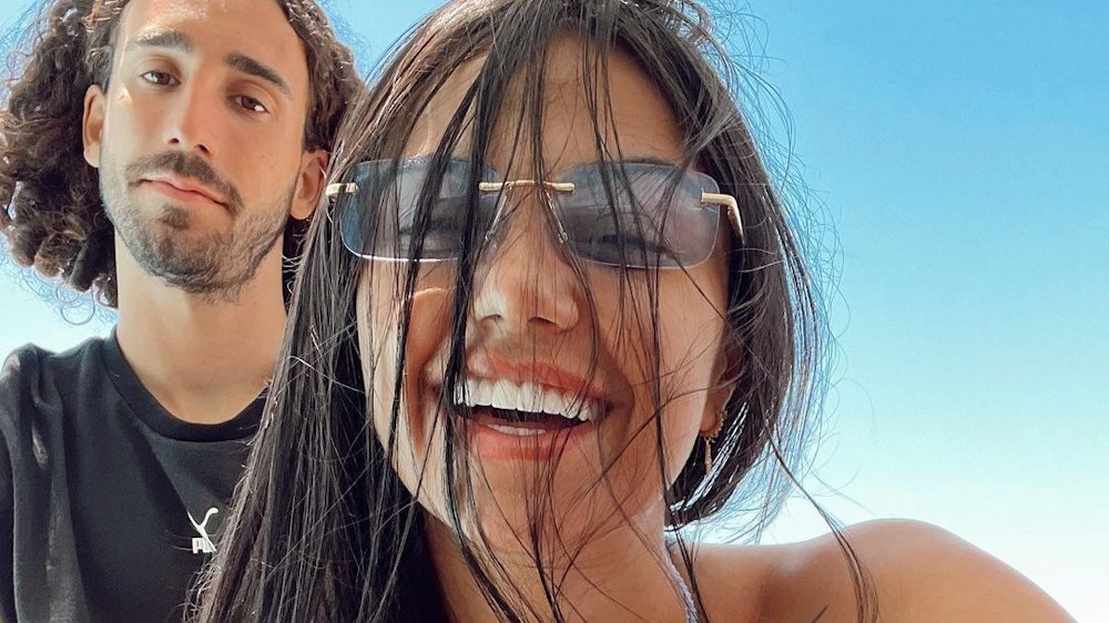 Chelsea-Neuzugang Marc Cucurella und seine Partnerin Claudia Rodríguez auf einem gemeinsamen Urlaubs-Selfie auf Mykonos.