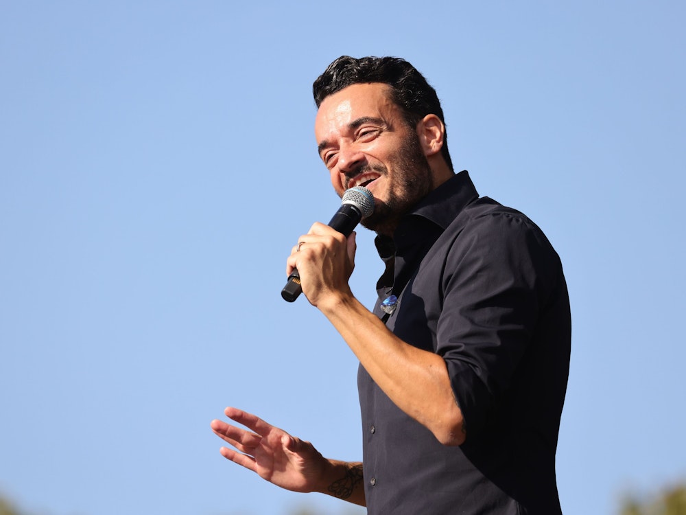 Der Sänger Giovanni Zarrella steht beim Schlager-Event „Lieblingslieder“ in der Rheinaue in Bonn auf der Bühne.