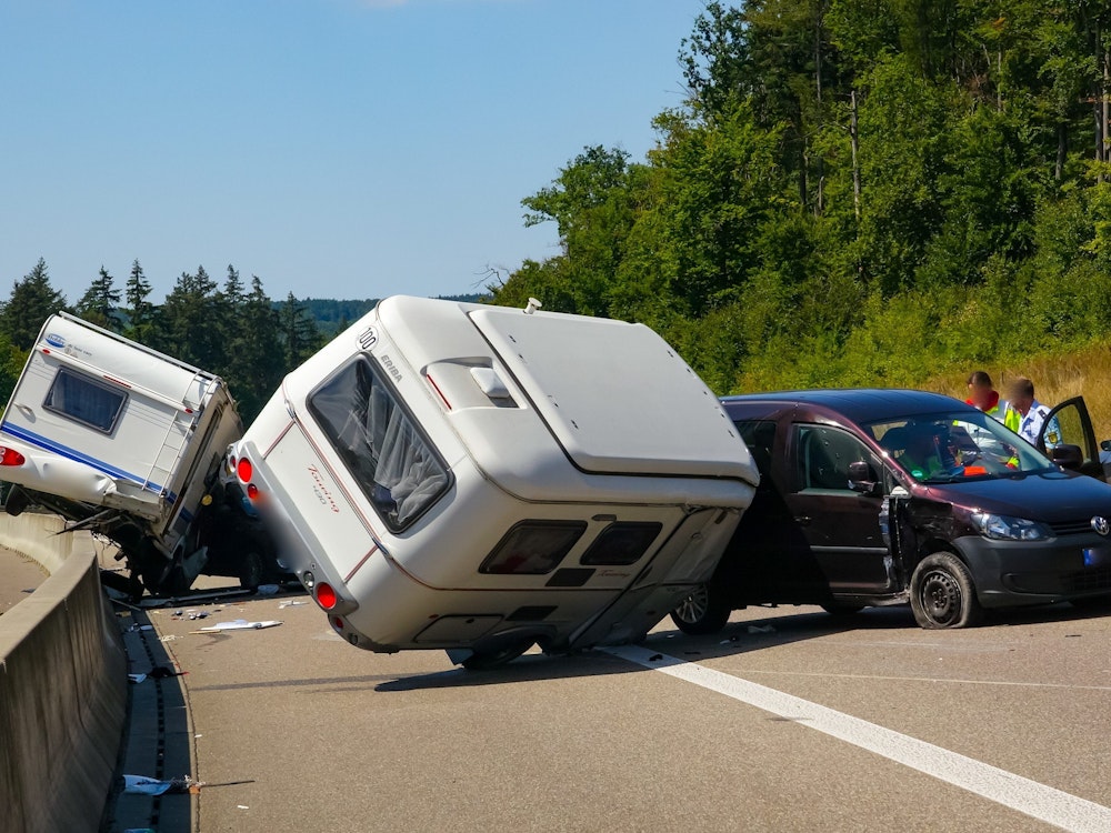 Samstag, 6. August: Zwei Wohnwagen-Gespanne sind auf der Autobahn 8 bei Pforzheim (Baden-Württemberg) kollidiert. Nach Auskunft der Polizei wurde ein Mensch in einem Fahrzeug leicht verletzt. Zum Unfall kam es, als ein Wohnwagen-Gespann auf der mittleren Spur auf einer Gefällstrecke ins Schlingern geriet. Dabei kam es zu einer Kollision mit einem anderen Wohnwagen-Gespann, das auf der rechten Seite fuhr.