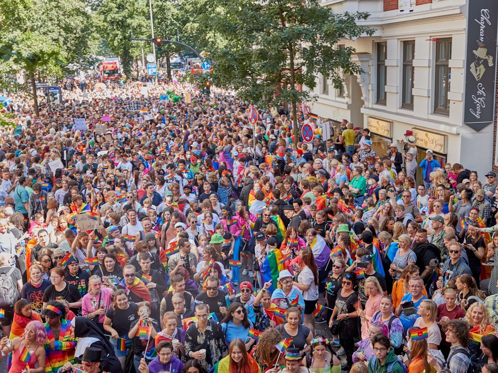 Samstag, 6. August: Zahlreiche Menschen nehmen auf der Langen Reihe an der Parade zum Christopher Street Day (CSD) in Hamburg teil. Traditionell am ersten Samstag im August bildet der Straßenumzug den Höhepunkt der Hamburg Pride.