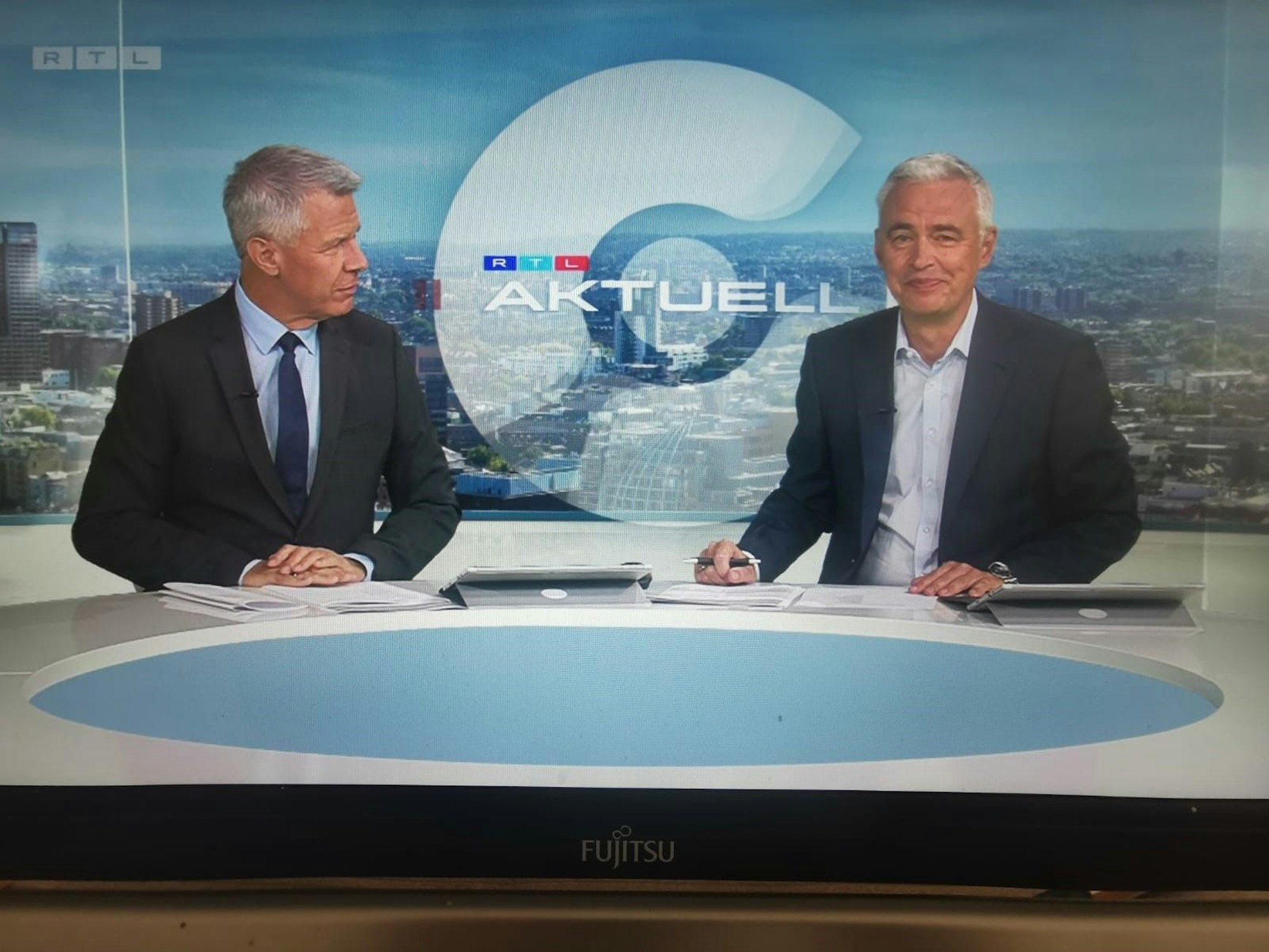 Peter Kloeppel (l.) und Andres von Thien am Freitag (5. August) in der Sendung RTL aktuell.