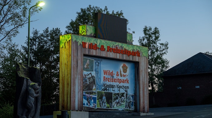Ein Schild weist auf den Wild- und Freizeitparks hin. Dort ist eine Frau aus dem Saarland auf einer Achterbahn tödlich verunglückt.