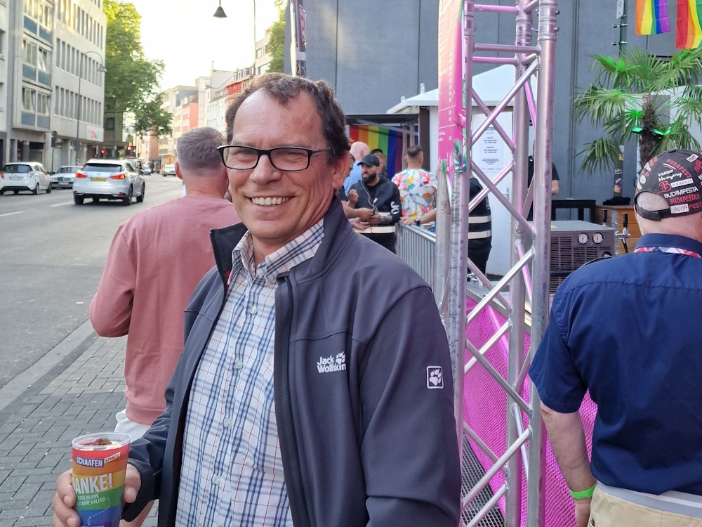 Jan Eysel steht mit Bierdose an einer Straße. Der Mann aus Duisburg ist der Verantwortliche für das Polizei-Video vom CSD in Köln.
