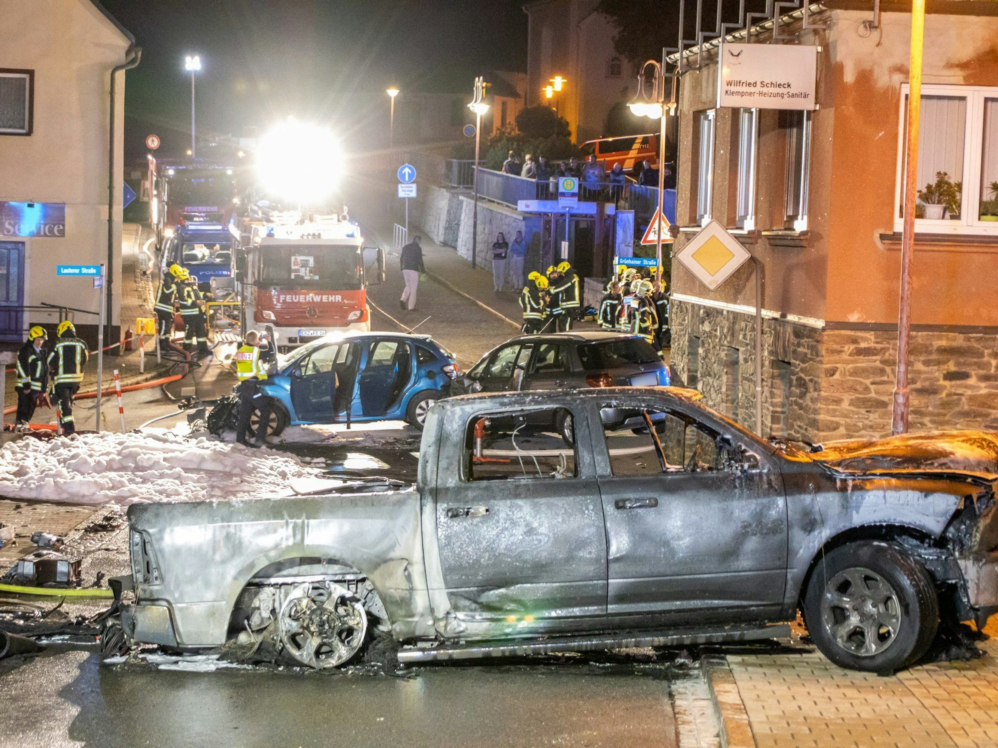 Rettungskräfte arbeiten nach einem Verkehrsunfall in Bernsbach (Sachsen) am 7. August 2022 am Unfallort. Bei dem Unfall mit drei beteiligten Autos wurden elf Menschen verletzt.