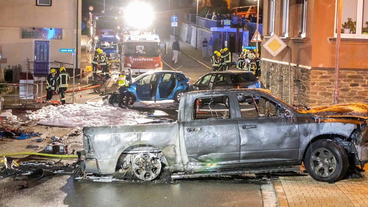 Rettungskräfte arbeiten nach einem Verkehrsunfall in Bernsbach (Sachsen) am 7. August 2022 am Unfallort. Bei dem Unfall mit drei beteiligten Autos wurden elf Menschen verletzt.&nbsp;