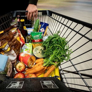 Das Symbolfoto vom 14. April 2021 aus Berlin zeigt einen Einkaufswagen mit verschiedenen Waren aus einem Supermarkt.