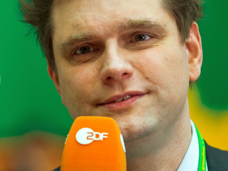 Lutz van der Horst hält ein ZDF-Mikrofon in den Händen.