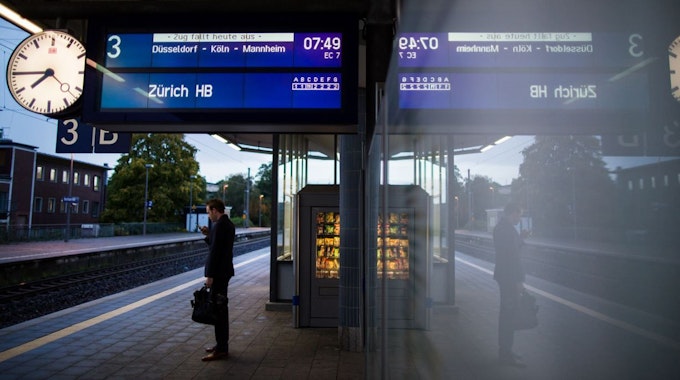 Ein Mann steht im Hauptbahnhof von Bochum.