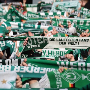 Werder-Fans zeigen bei der Hymne im Weserstadion am 29. April 2022 gegen Jahn Regensburg ihre Schals.