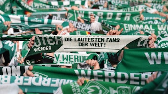 Werder-Fans zeigen bei der Hymne im Weserstadion am 29. April 2022 gegen Jahn Regensburg ihre Schals. 