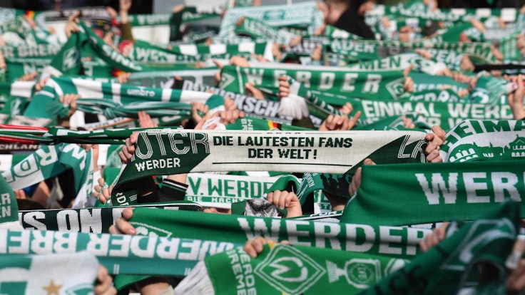 Werder-Fans zeigen bei der Hymne im Weserstadion am 29. April 2022 gegen Jahn Regensburg ihre Schals.