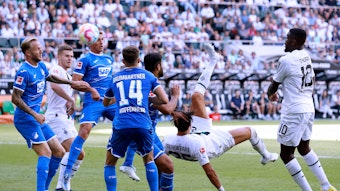 Borussia Mönchengladbach hat am Samstag (6. August 2022) am 1. Bundesliga-Spieltag 3:1 gegen die TSG 1899 Hoffenheim gewonnen. Das Foto zeigt Ramy Bensebaini bei seinem Tor zum zwischenzeitlichen 1:1-Ausgleich.